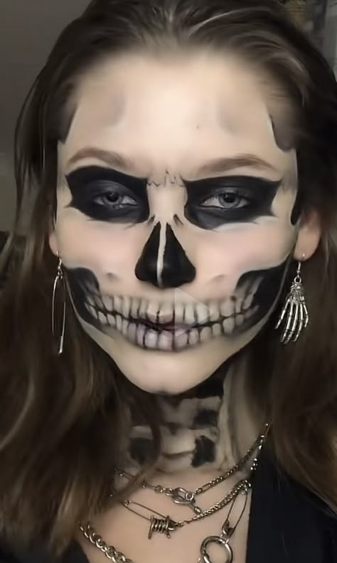 Glam Grim Reaper Makeup, Skull Inspired Makeup, Black And White Makeup Halloween, Hecate Makeup, Ghost Concert Outfit, Skull Make Up, Ghost Concert, Lol Makeup, Halloween Makeup Inspo