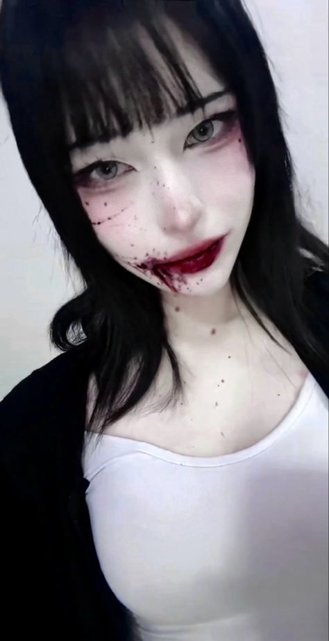 Vampire Douyin Makeup, Vampire Blood Makeup, Tomie Makeup, Tomie Cosplay, Blood Makeup, Vampire Cosplay, Eyeliner Lips, Vampire Makeup, Eyeshadow Eyeliner