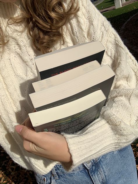 Clean Book Aesthetic, Cute Book Pictures For Instagram, Insta Post Ideas Books, Cute Book Photos, Selfie Book Ideas, Book Poses Aesthetic, Book Account Instagram, Writer Instagram Ideas, Girly Book Aesthetic