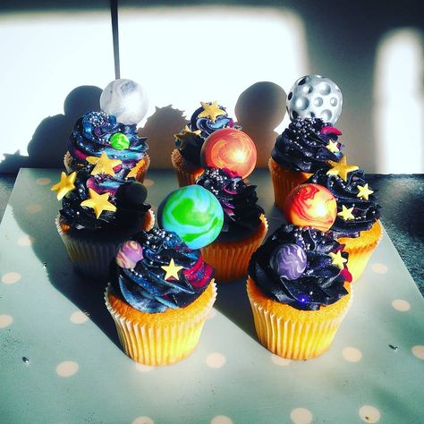 Galaxy planet cupcakes Planets Cupcakes, Galaxy Cupcake Ideas, Diy Galaxy Cupcakes, Planet Cupcakes, Cupcake Space Theme, Galaxy Cake With Planets, Jt Birthday, Galaxy Cakes, Galactic Party