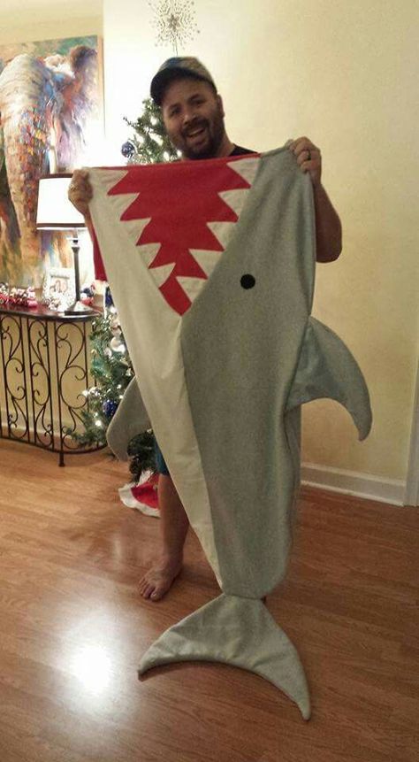 Shark blanket Diy Shark Plush, Diy Shark Stuffed Animal, Shark Sewing Pattern Free, Easy Shark Sewing Pattern, Shark Tail Blanket Sewing Pattern, Diy Stuffies, Shark Tail Blanket, Shark Pants, Diy Mermaid Tail Blanket