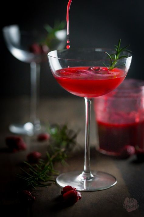 Hendricks Gin Cocktails, Blueberry Gin, 40 Aprons, Coctails Recipes, Italian Cocktails, Raspberry Vodka, Gin Cocktail Recipes, Hendricks Gin, Festive Cocktails