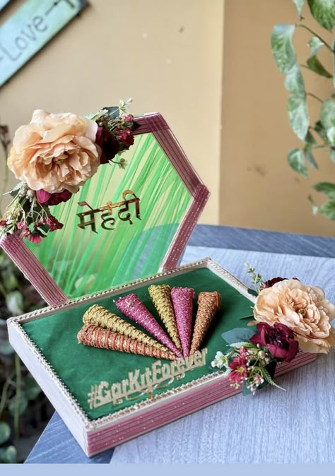 Mehndi Platter Ideas, Mehendi Platter Ideas, Mehandi Platter, Nikah Mirror, Mehendi Platter, Mehndi Plate, Chhab Decoration, Diy Wedding Invitation Cards, Mehndi Decoration Ideas