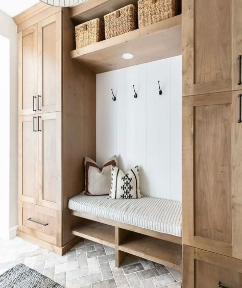 Mudroom Remodel, Mud Room Entry, Mudroom Entryway, Mudroom Decor, Mud Room Storage, Casa Country, Mudroom Design, Laundry Mud Room, Home Entrance Decor