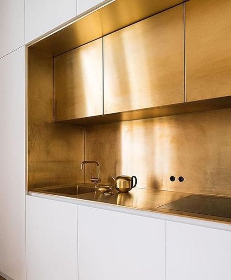 Golden Kitchen Cabinets and Backsplash Ideas Giving Glamorous Look to Modern Interiors Metal Backsplash Kitchen, Remodeling Trends, Glam Kitchen, Renovation Diy, Colorful Kitchen, Brass Kitchen, Gold Kitchen, Metal Kitchen, Luxury Interiors