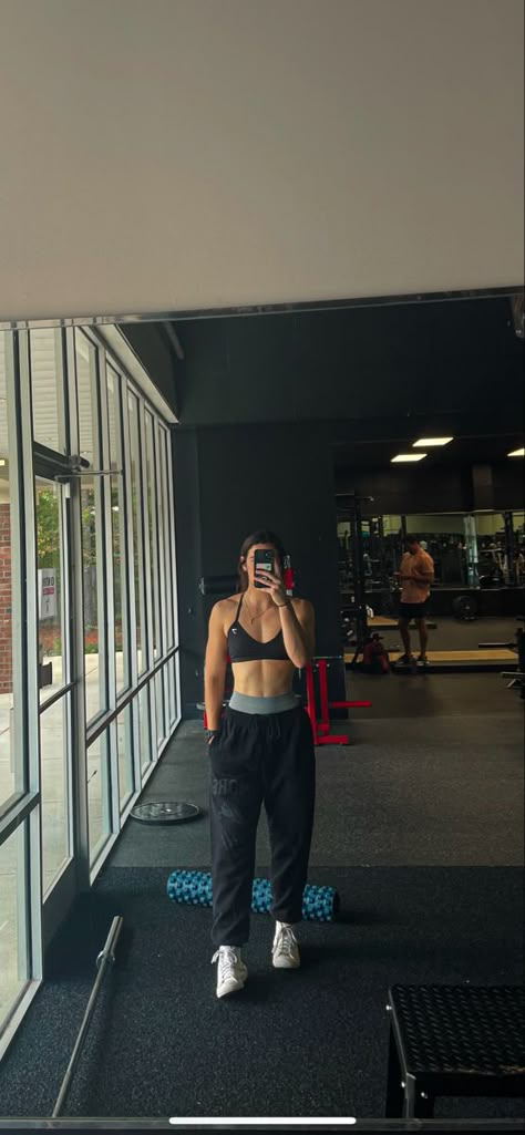 Female Fitness Influencer, Gym Awsthetic Girl, Gym Girl Outfits Aesthetic, Gym Photo Dump, Short Girl Gym Body Goals, That Girl Gym Aesthetic, Tall Gym Girl, Powerlifting Women Aesthetic, Fit Gym Women