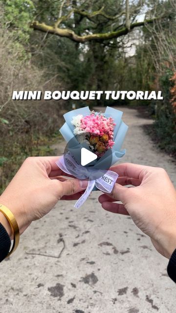 RoseAiry on Instagram: "Mini Bouquet Tutorial as requested 💐🤍 #bouquet #flowers #florist #aesthetic #surprise #gift #tutorial" Diy Mini Flower Bouquets, Mini Bouquet Tutorial, Mini Paper Bouquet, Diy Mini Bouquet, Mini Bouquet Diy, Mini Bouquet Flowers, How To Makr, Florist Aesthetic, Mini Flower Bouquet