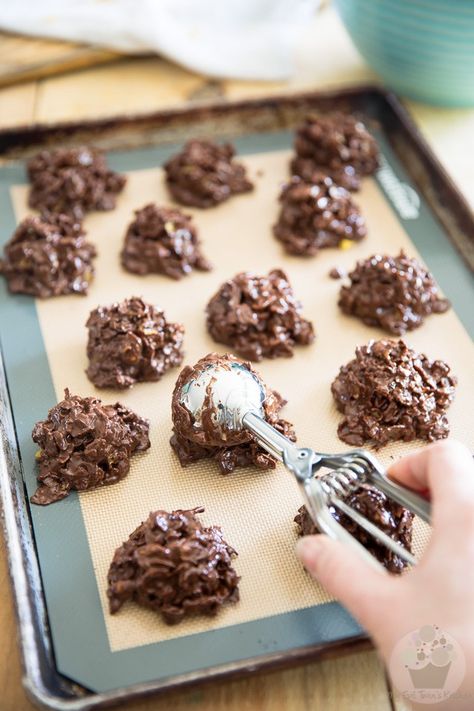 Peanut Butter Chocolate Corn Flakes Clusters | eviltwin.kitchen Choco Balls Recipe, Flake Recipes, Flake Chocolate, Jacques Torres, Butter Corn, Chocolate Clusters, Chocolate Chex, Chocolate Peanut Butter Recipes, Brownies Recipe Homemade