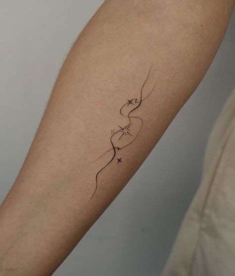 I Know My Worth Tattoo, Airy Tattoos For Women, Cute Line Tattoos For Women, Powerline Back Tattoo, Release Tattoo Ideas, Faded Fine Line Tattoo, Flowing Tattoos For Women, Invisible String Theory Tattoo, Delicate Hip Tattoos Women