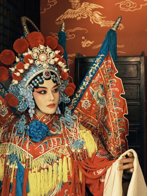 Taiwanese Fashion, Chinese Peking Opera, Beijing Opera, Peking Opera, Fine Art Portrait Photography, Chinese Opera, Asian Inspiration, Theatre Costumes, Digital Painting Tutorials