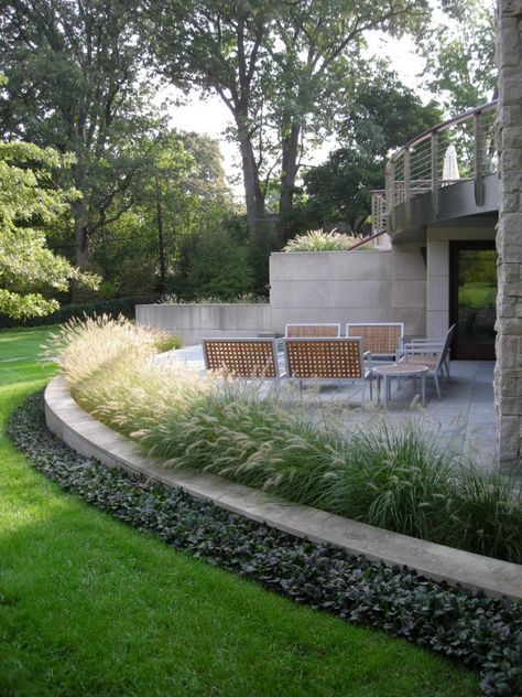 18 Impeccable Transitional Landscape Designs To Make The Best Use Of Spring Transitional Landscape Design, Transitional Landscaping, Michigan Landscaping, Patio Edging, Landscaping Projects, Residential Landscape, London Garden, Low Maintenance Landscaping, Roses Red