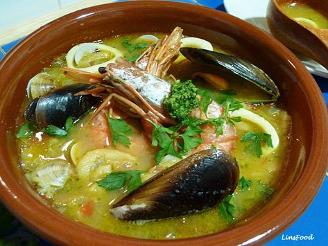 A quick and easy recipe for Catalan Fish Stew or Suquet de Peix, a flavoursome seafood stew from the Catalan and Valencian regions. Tuscan Fish, Family Soup, Catalan Recipes, Seafood Entrees, Seafood Stew, Fish Stew, Soup And Stew, African Food, Lunches And Dinners