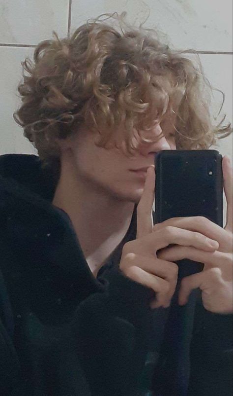 Blonde Haired Boy Aesthetic, Hairstyles For Guys With Curly Hair, Curly Blonde Hair Boy, Blonde Curly Hair Guy, Blond Curly Hair Boy, Tomboy Curly Hair, Blonde Curly Hair Men, Blonde Curly Hair Boy, Curly Blonde Hair Men