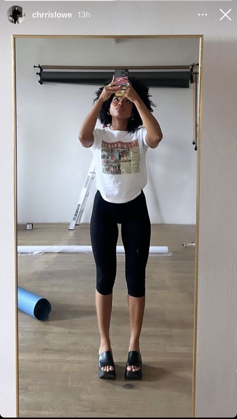 Knee Length Leggings Outfit, Capris Outfit 2023, Legging Capri Outfits, Fall Capris Outfits, Capris Outfit Black Women, Capri Pants 2024, Capri Leggings Outfit Summer, Capri Pants Outfits Casual, Styling Capris