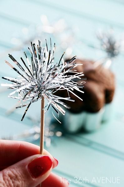 DIY Tinsel Sparklers Toppers Tutorial...so easy, cute and super inexpensive! Diy Tinsel, New Years Eve Day, New Year Diy, Photos Booth, New Year's Eve Celebrations, New Year's Crafts, Nye Party, New Years Day, New Years Decorations