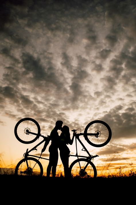 Mtb Wedding, Cycling Photography Photo Ideas, Cycling Couple, Bicycle Couple, Bicycle Photoshoot, Couple Cycling, Bicycle Photo, Illusion Photos, Bike Couple