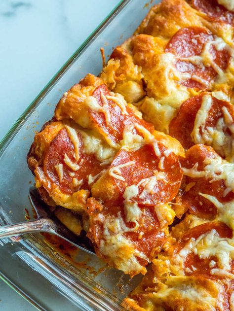 Bubble Up Pizza | 12 Tomatoes Pillsbury Ideas, Bubble Up Recipes, Bubble Pizza, Bubble Up Pizza, Pizza Stromboli, Canned Biscuits, Pizza Casserole, Best Casseroles, Bubble Up