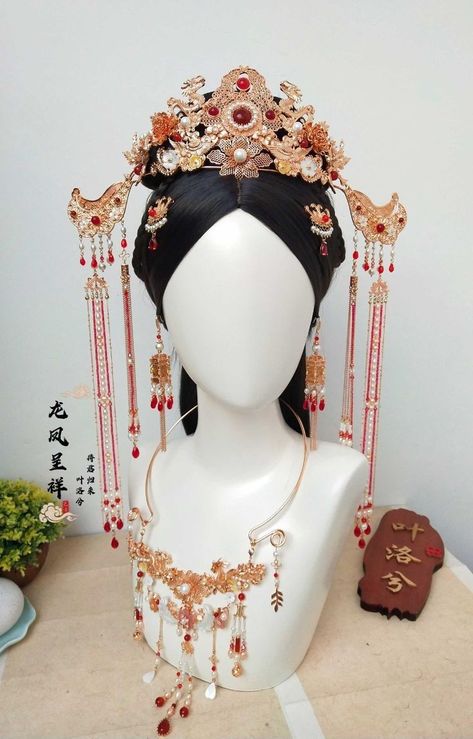 Hanfu Headpiece, Chinese Jewelry Traditional, Asian Hair Ornaments, Fashion Magazine Typography, Traditional Asian Dress, Traditional Hairstyle, Chinese Aesthetic, Chinese Style Dress, Chinese Hair Accessories