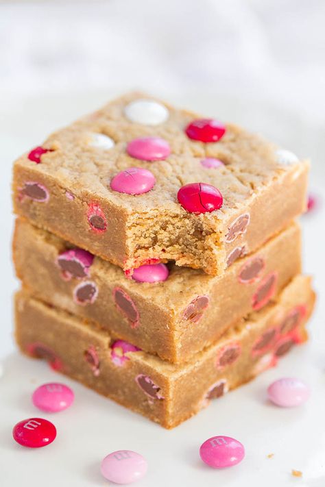 Valentine Peanut Butter M&M Blondies M M Blondies, Pb Bars, Mixer Recipes, Butter Fudge, Valentine Desserts, Valentine's Day Recipes, Peanut Butter Fudge, Valentines Day Treats, Desserts Recipes