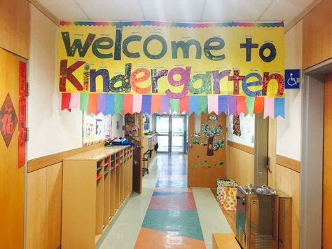 Kindergarten Principal Office Design, Welcome In Kindergarten Decoration, Elementary Hallway Ideas, Class Hallway Decor, Welcome Kindergarten Ideas, Kindergarten Banner Design, Elementary Hallway Decor, Kindergarten Hallway Display, Back To School Hallway Decorations