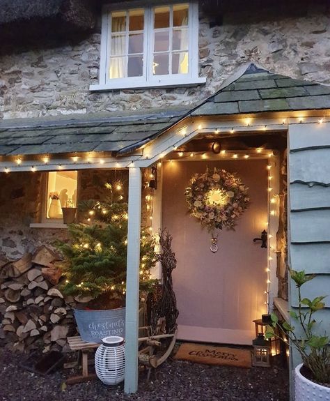 Cabin Porches, Countryside Garden, English Country Cottages, Cute Cottages, Exterior Christmas, Hawaiian Homes, English Country Cottage, Country Cottages, Cottage Door