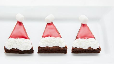 Santa Brownies, Santa Hat Brownies, Easy Christmas Presents, Reindeer Brownie, Santa Cake, Christmas Brownies, Christmas Tree Cupcakes, Candy Sprinkles, Santa Hats