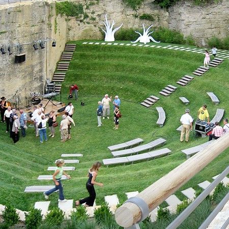 Amphitheatre Architecture, Memorial Landscape, Amphitheater Architecture, Landscape Stairs, Outdoor Stage, Urban Landscape Design, Outdoor Theater, Backyard Play, Earthship