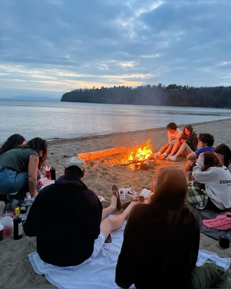 🎧 Boy And Girl Friend Group, Fire At The Beach, Bonfire Photoshoot, Camping Aesthetic Friends, Full Moon Beach, Ideal Friend Group, Beach Campfire, Girl Friend Group, Friend Hangout