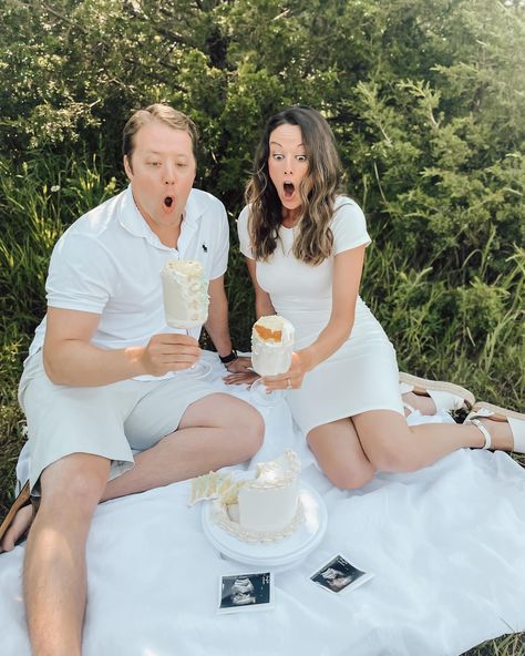 Swipe for this beautiful gender reveal 🎂🧸 Intimate Gender Reveal Photoshoot, Picnic Gender Reveal Photoshoot, Cake Gender Reveal Photoshoot, Gender Reveal Shooting, Shooting Gender Reveal Ideas, Gender Reveal Canon, Gender Reveal, Photography