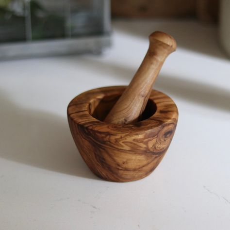 Introducing the timeless and elegant Olive Wood Mortar and Pestle - a kitchen essential that's perfect for any food lover or cooking enthusiast. This product is a must-have for any store that stocks premium kitchen tools and accessories. Handcrafted from high-quality olive wood, this mortar and pestle set is both beautiful and functional. The unique grain patterns of olive wood make each set unique and add a touch of sophistication to any kitchen. This mortar and pestle set is perfect for grindi Pestle And Mortar, Lathe Projects, Wood Lathe, Kitchen Gift, Olive Tree, Mortar And Pestle, Woodworking Tips, Olive Wood, Lathe