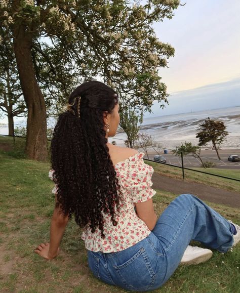 Summer Outfits Curly Hair, Curly Hair Summer Outfits, Clean Girl Curly Hair, Curly Hair Instagram Pictures, Outfits For Curly Hair, Long 3b Curly Hair, 3b Hair Styles, Curly Hair Beanie, Curly Hair Girl Aesthetic