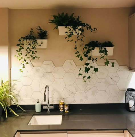 Hexagon Wall Tiles Kitchen, Kitchen Tiles Hexagon, Hexagonal Kitchen Tiles, Hexagon Tiles Kitchen, Kitchen Wall Tiles Ideas, Hexagon Tile Wall, Hexagon Tile Kitchen, Hexagon Kitchen, Tiles In Kitchen