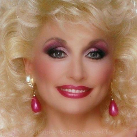 Dolly Parton Dolly Parton Makeup, Dolly Parton Tattoos, Dolly Parton Wigs, Dolly Parton Imagination Library, Dolly Parton Costume, Dolly Christmas, Dolly Parton Quotes, Dolly Parton Pictures, Holly Dolly