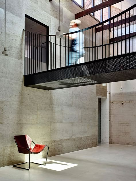 View in gallery Bridge-styled indoor metallic walkway for the loft home in  Melbourne Interior Bridge, Ny Loft, Mezzanine Floor, Modern Renovation, Australian Interior Design, Interior Design Awards, Loft House, Modern Loft, Style Loft