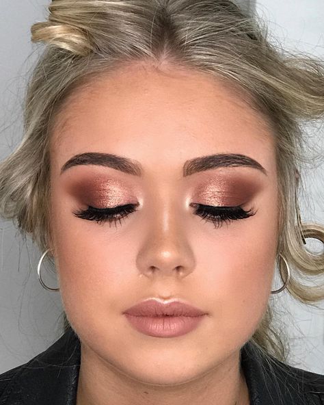 Rosegold Eyemakeup, Rose Gold Hoco Makeup, Make Up For Rose Gold Outfit, Gold And Pink Makeup, Makeup For Rose Gold Dress, Maquillage Goth, Rose Gold Eye Makeup, Red Dress Makeup, Bronze Makeup Look