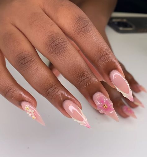 Freestyle Almond Nails, Almond Freestyle Nails, Basic Vacation Nails, Almond Nails Neutral Colors, Almost Nails, Tulum Nails, Unique Almond Nails, Almond Nails Black Women, Almond Nails With Design