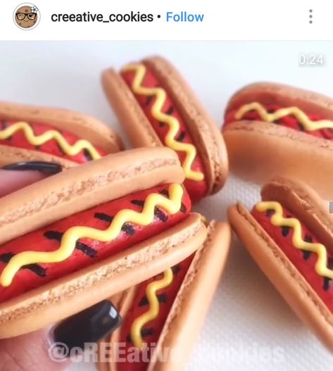 Macarons shaped like hotdogs Fun Shaped Macarons, Cool Macarons, Macaroon Shapes, Cute Macaron Ideas, Fun Macarons, Summer Macarons, Macarons Cute, Macaron Designs, Cookies Macaroons