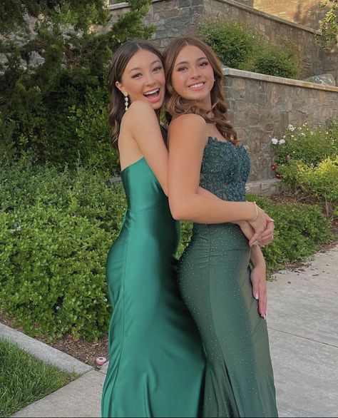 Matching Prom Dresses Best Friend Long, Prom Photoshoot Girlfriends, Prom Photo Shoot Poses, Sisters Prom Pictures, Prom Picture Poses 2 Friends, Best Friend Poses Formal, Best Friend Prom Pictures Aesthetic, Pose In Prom Dress, 2 Person Prom Poses