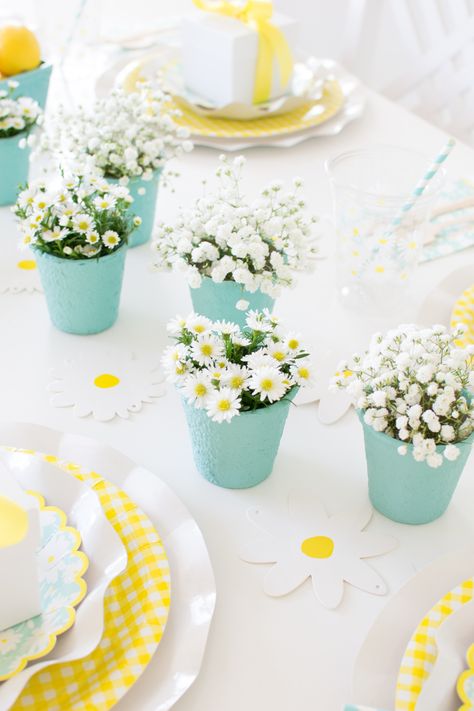 A Daisy Inspired Spring Tablescape to celebrate this season in style Daisy Party Decorations, Spring Birthday Party, Daisy Baby Shower, Daisy Party, Spring Birthday, Spring Tablescapes, Flower Party, Spring Party, Birthday Flowers