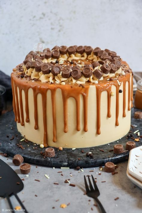 Salted Caramel Drip Cake! Carmello Birthday Cake, Salted Caramel Celebration Cake, Vanilla And Caramel Cake, Caramilk Cake, Caramel Cake Decoration, Types Of Cake Flavors, Caramel Nougat, Nougat Cake, Caramel Drip Cake