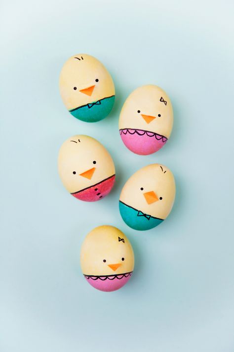 Make these DIY baby chick Easter eggs this year, your kids will not be disappointed! So easy to make and so dang adorable! Galaxy Easter Eggs, Cool Easter Eggs, Diy – Velikonoce, Oster Dekor, Funny Easter Eggs, Unique Easter Eggs, Creative Easter Eggs, Painted Eggs, Easter Egg Dye