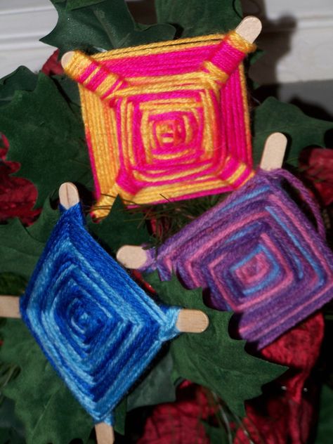 Mexican God's Eye Craft. My niece's and nephew's just love to make these! One year they made them to accompany some of the luminarias at Relay for Life. Mexican Christmas Traditions, God's Eye Craft, Mexico Crafts, Mexico Christmas, God's Eye, Christmas Around The World, Christmas Craft Ideas, Mexican Christmas, Mexican Crafts