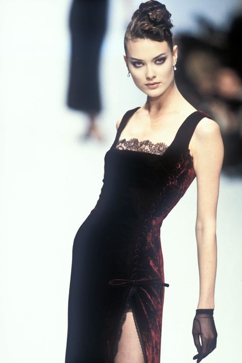 Christian Dior Runway Show FW 1996 Christian Dior Runway, Alena Shishkova, 00s Mode, Shalom Harlow, Models 90s, 90s Runway Fashion, Runway Fashion Couture, Runway Outfits, 90s Model