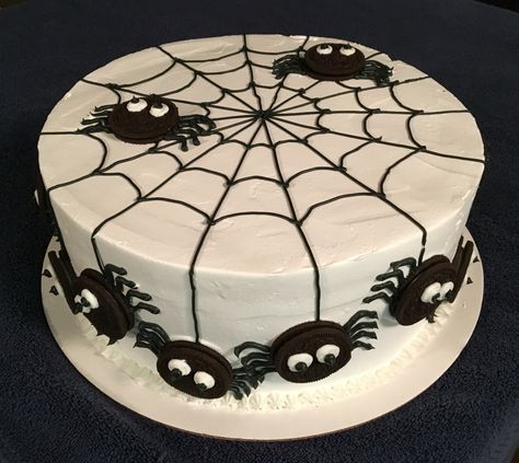 Halloween Themed Cakes Easy, Halloween Spider Cake, Simple Halloween Cake Designs, Cute Halloween Cake Ideas, Simple Halloween Cake Ideas, Halloween Cake Design Ideas, Simple Halloween Cakes, Easy Halloween Cake Decorating, Halloween Tårta