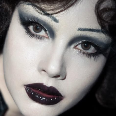 Traditional Goth Makeup 80s, Victorian Makeup Gothic, Basic Goth Makeup, Goth Wedding Makeup, Romantic Gothic Makeup, The Garden Makeup, Trad Goth Makeup 80s, Everyday Goth Makeup, Romantic Goth Makeup