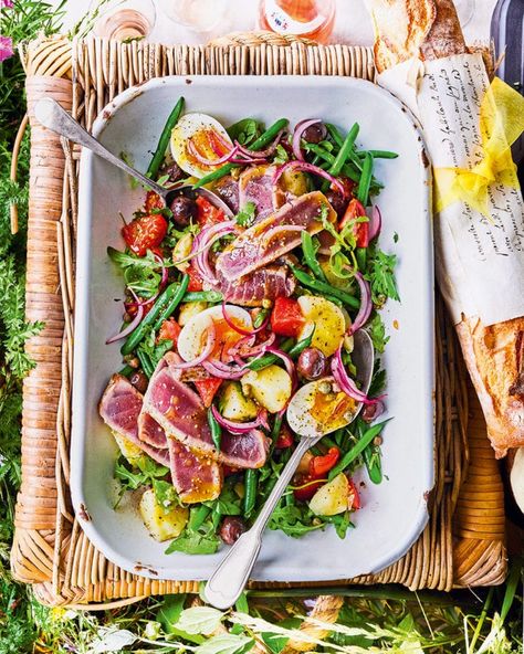 Seared Tuna Nicoise Salad, Tuna Steak Recipes Salad, Tuna Steak Lunch Ideas, Fresh Tuna Nicoise Salad, Seared Tuna Salad Recipe, Tuna Steak Salad Recipes, Tuna Nicoise Salad Recipe, Fresh Tuna Salad, Seared Tuna Dinner