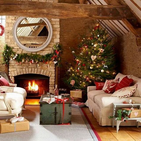 Describe this Christmas room Natal Country, Christmas Interior Design, Vision 2024, Fire Places, Red Cottage, Christmas Interiors, Christmas Decorations Living Room, Beautiful Rooms, Christmas Living Rooms