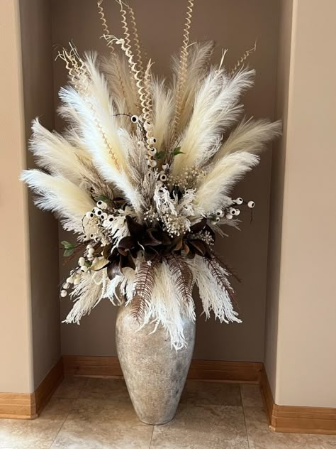 Pampas Grass Centerpiece, Flower Wall Decor Diy, Feather Arrangements, Fake Flowers Decor, Grass Centerpiece, Christmas Retail, Winter Flower Arrangements, Floor Vase Decor, Pampas Grass Decor