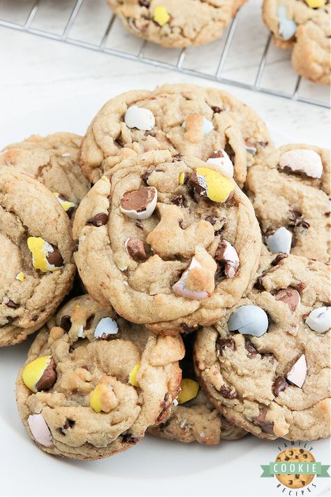 Cadbury Egg Cookies, Mini Egg Recipes, Cadbury Mini Egg Cookies, Mini Egg Cookies, Mini Eggs Cookies, Easter Cookie Recipes, Egg Cookies, Cadbury Eggs, Easter Egg Cookies