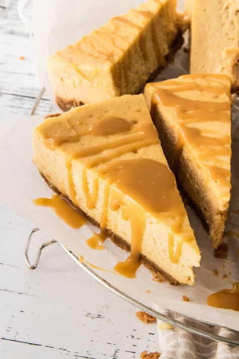 This decadent, creamy caramilk cheesecake recipe is sure to impress. Find out how to make it in your own kitchen for dessert! Caramilk Cheesecake, Mini Egg Cheesecake, Sugar Cookie Cheesecake, Cadbury Eggs, Easy Bake, Mini Egg, Festive Desserts, Mini Eggs, Mini Cheesecakes